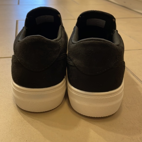 Black Sneakers - Picture 3 of 4
